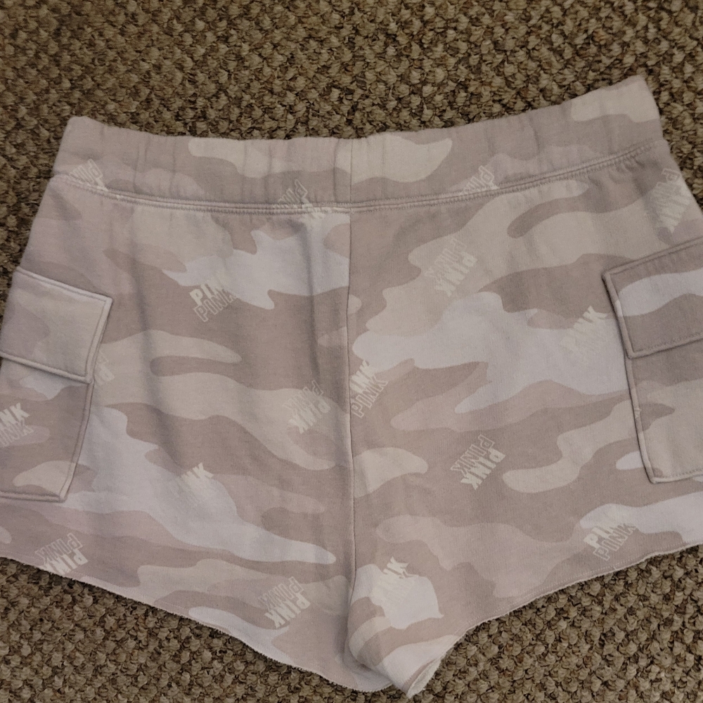 ☆•Victoria Secret Pink Tan Camo Cargo Shorts •Size:Large •☆ - Picture 3 of 3